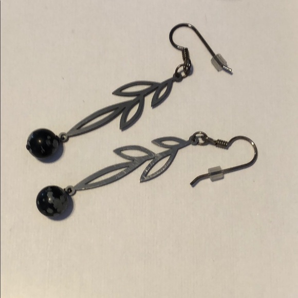 Laser-cut stainless steel Modern Leaf earrings - Picture 3 of 4